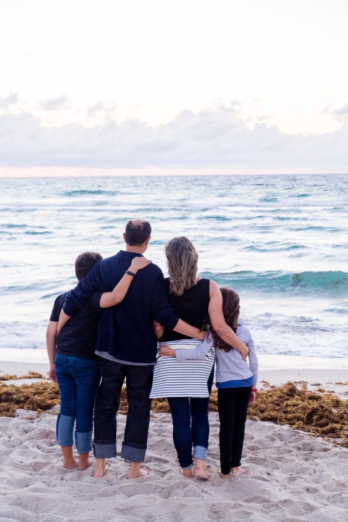 Rodzina spędzająca wspólnie czas na plaży nad morzem